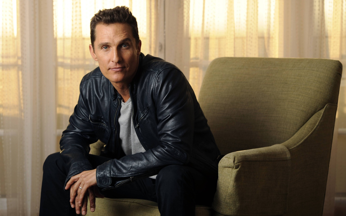 Знаменитый актер Мэттью Макконахи сидит в кресле