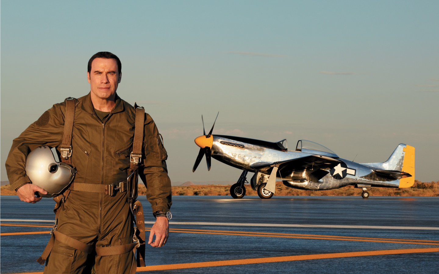 Популярный актер Джон Траволта на фоне самолета