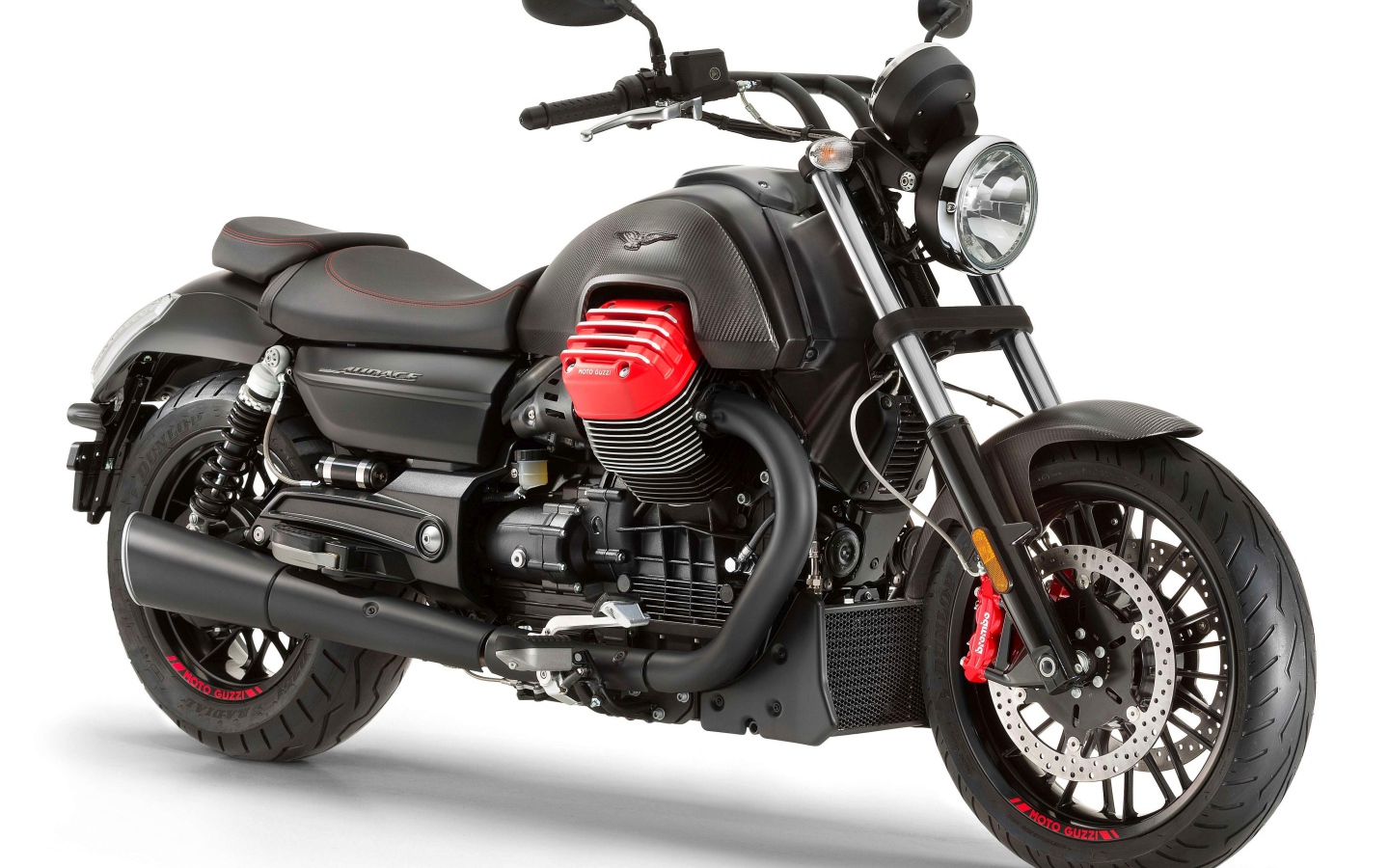 Черный мотоцикл Guzzi Audace Carbon на белом фоне