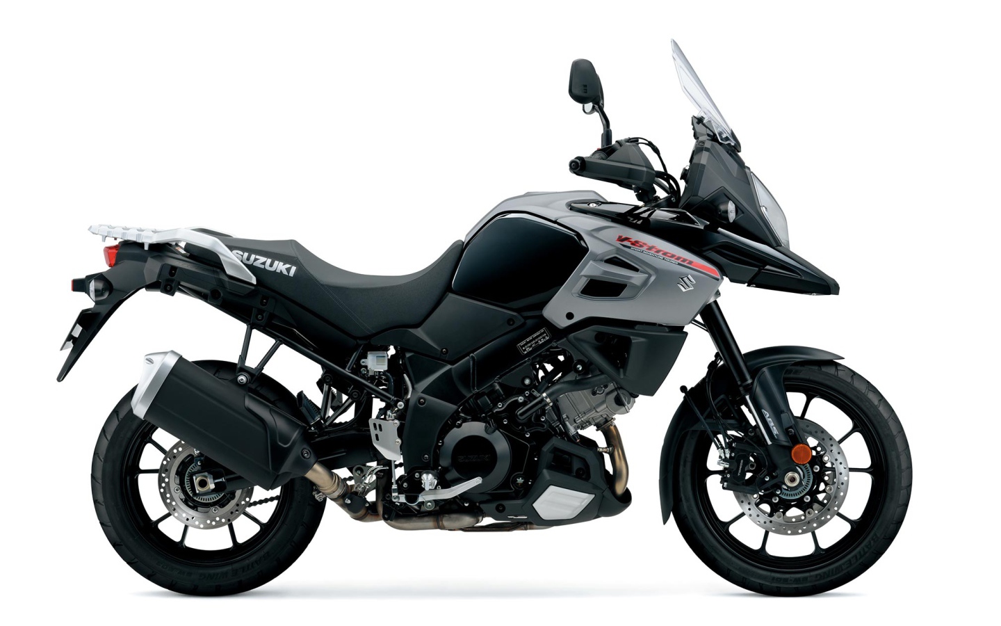 Мотоцикл Suzuki V-Strom 1000 на белом фоне 