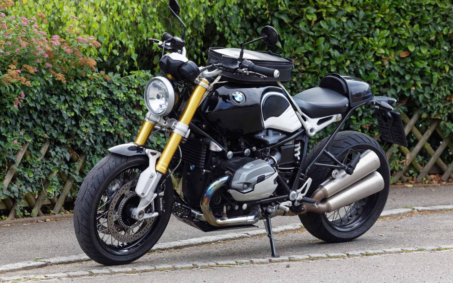 Черный мотоцикл BMW R nineT