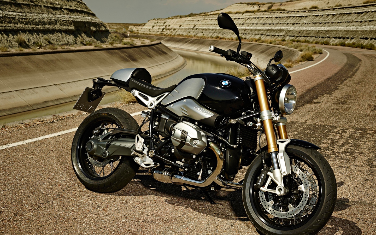 Черный мотоцикл  BMW R nineT на трассе
