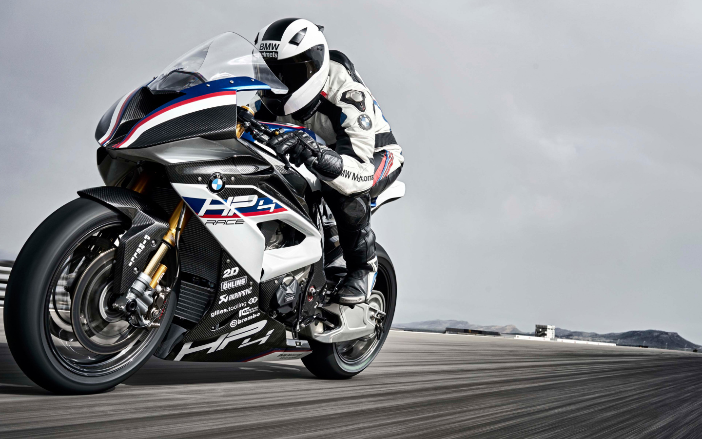 Мотоциклист на быстром мотоцикле BMW HP4 Race