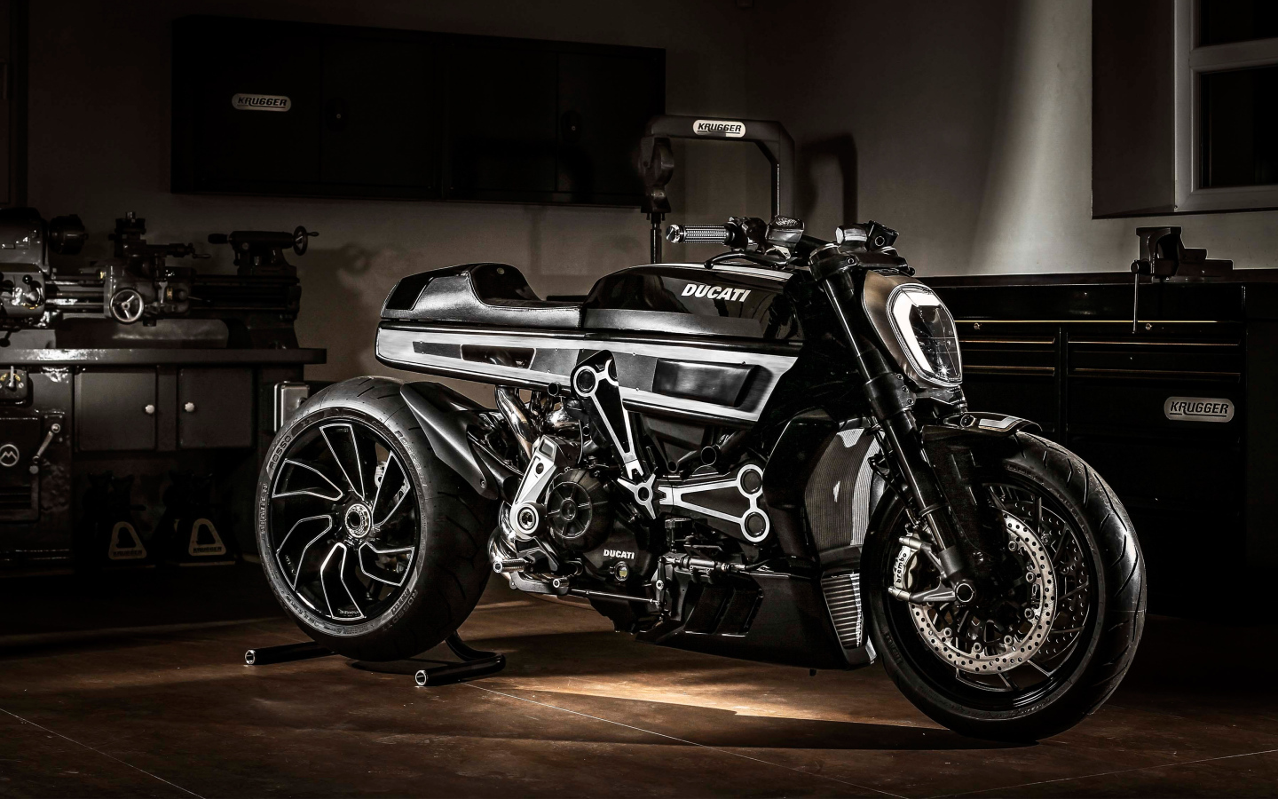 Большой черный мотоцикл  Ducati