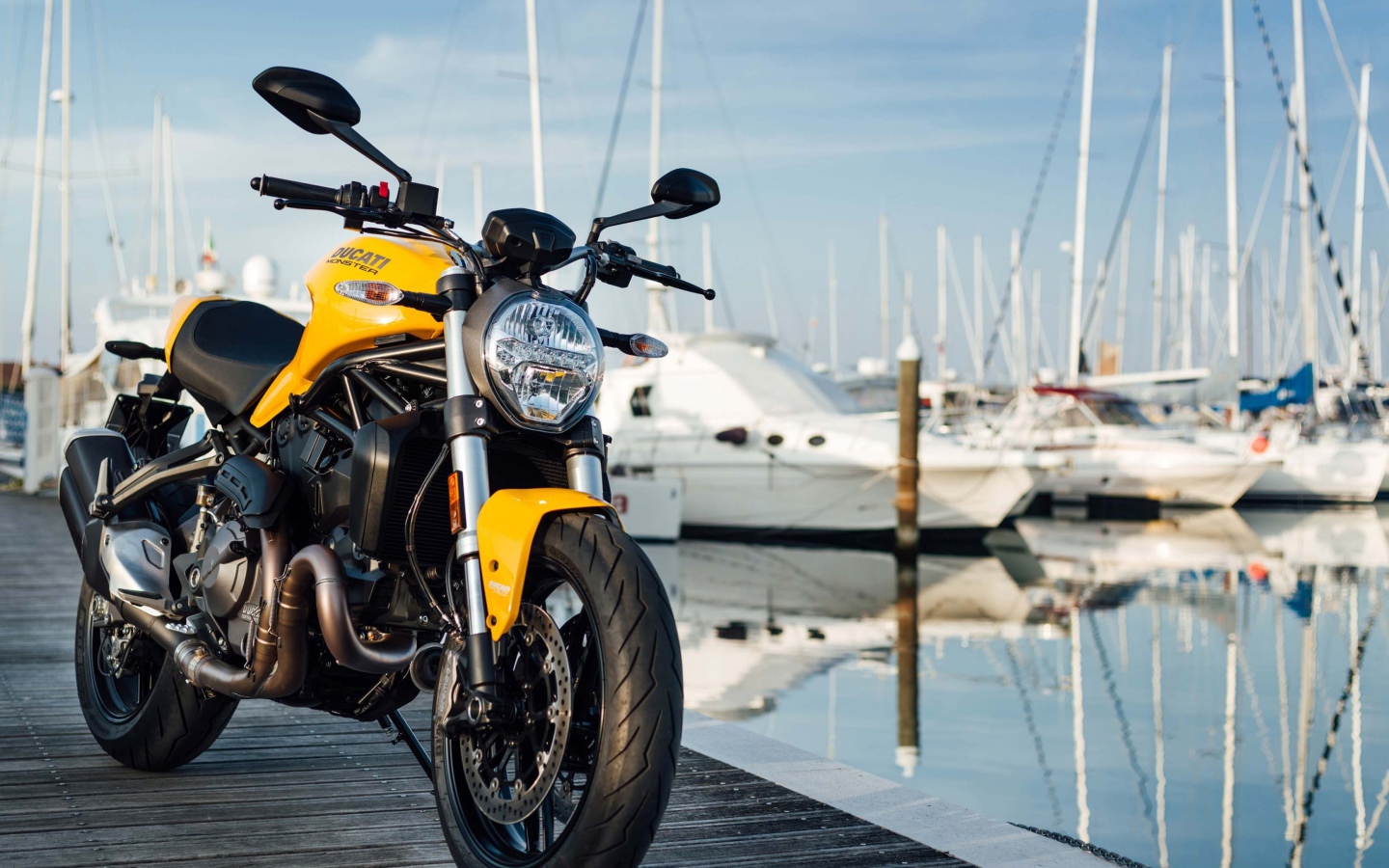 Мотоцикл Ducati Monster 821, 2018 на причале