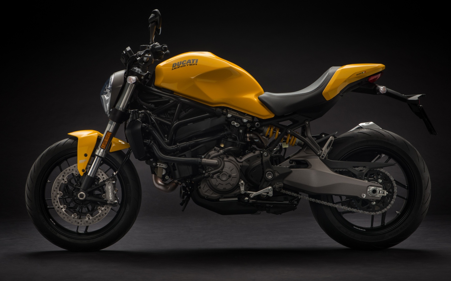 Мотоцикл Ducati Monster 821, 2018 на черном фоне