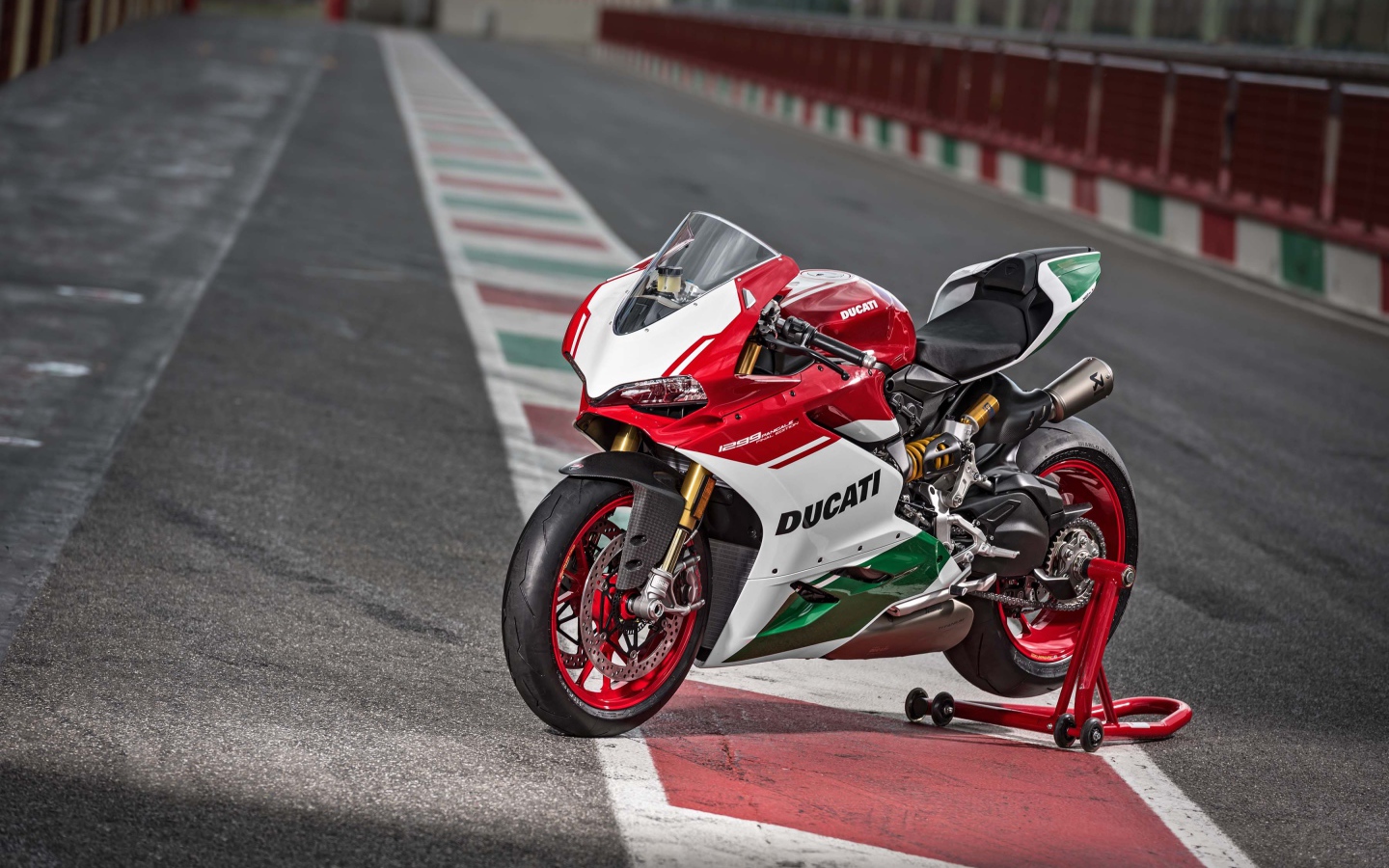 Красный мотоцикл Ducati 1299 Panigale R, 2017