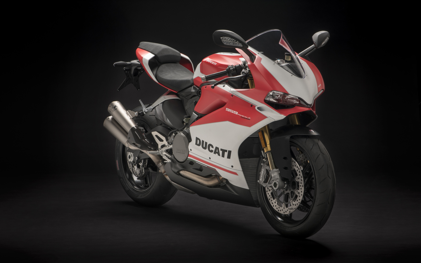 Красный мотоцикл  Ducati 959 Panigale Corse, 2018 на черном фоне