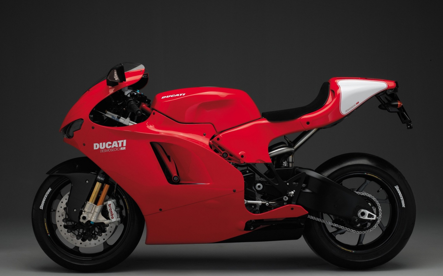 Красный мотоцикл Ducati Desmosedici RR на сером фоне