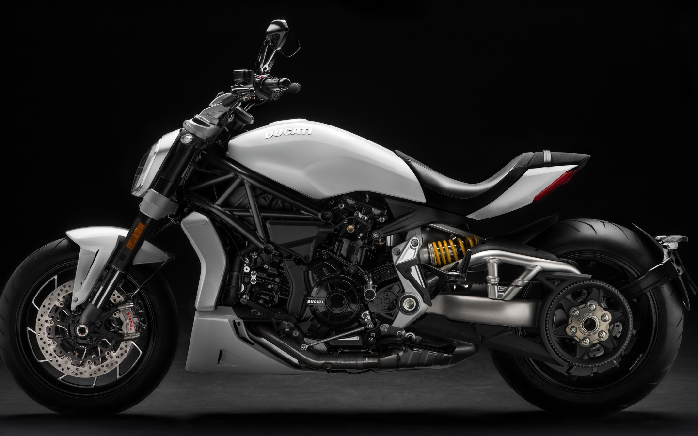 Стильный мотоцикл Ducati XDiavel S, 2018 вид сбоку