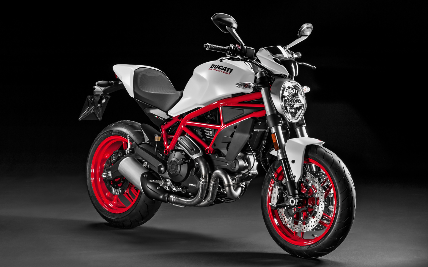 Стильный гоночный мотоцикл Ducati Monster 797 Plus, 2017