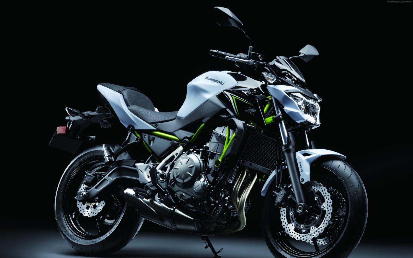 Мотоцикл Kawasaki Z650, 2017 на черном фоне