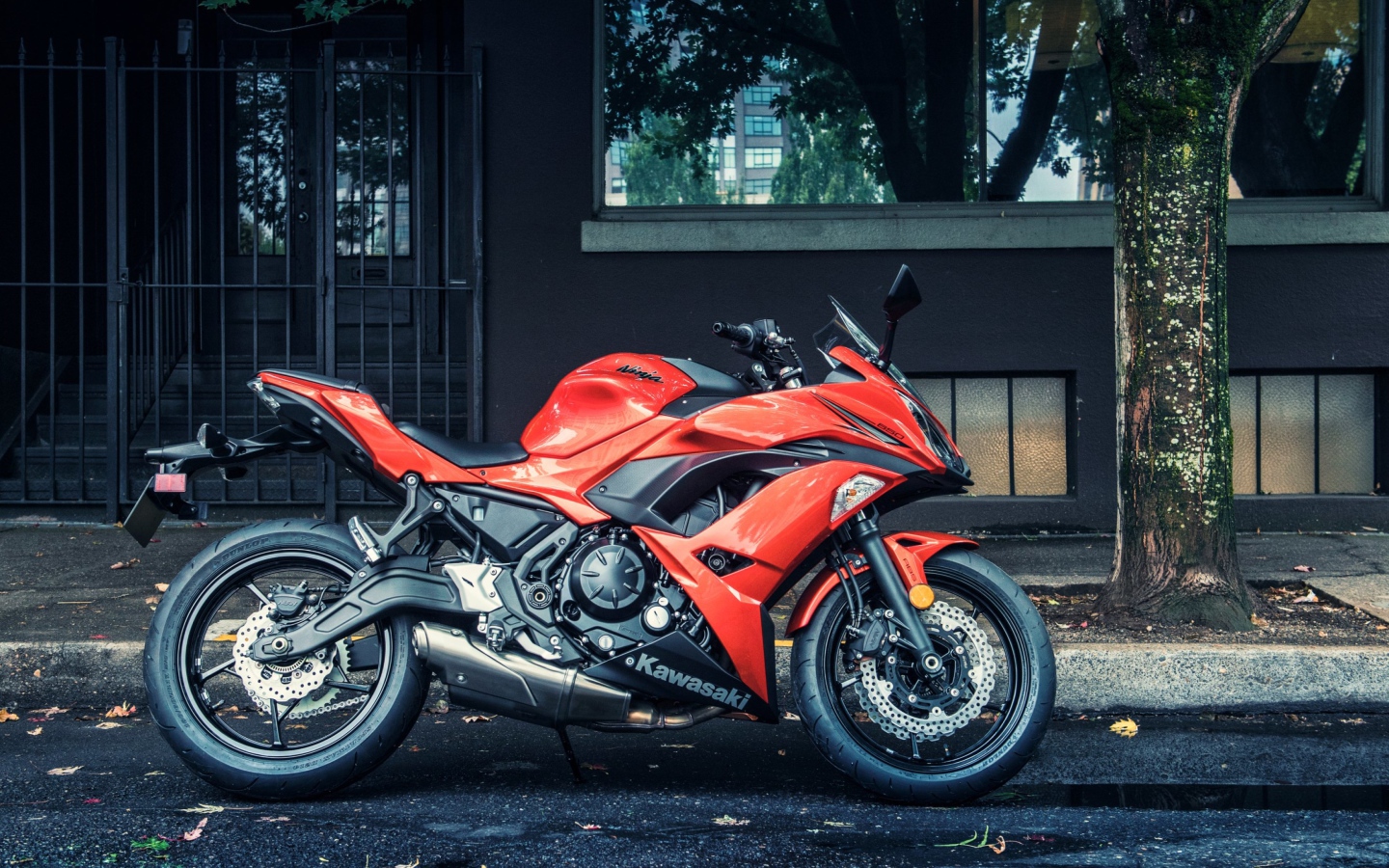 Красный мотоцикл Kawasaki Ninja 650R 