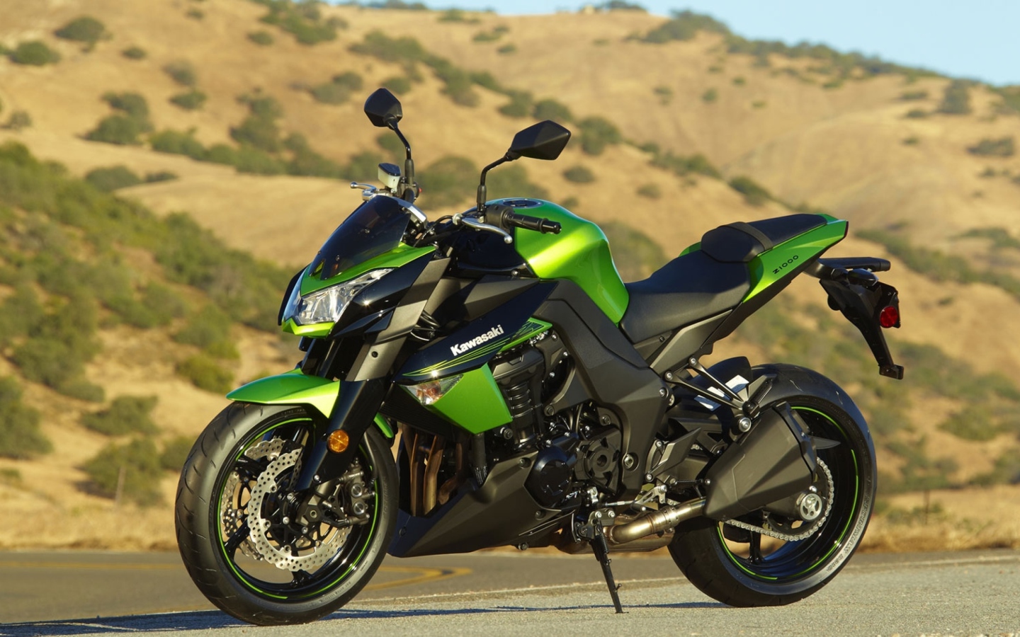 Стильный зеленый мотоцикл Kawasaki z1000 