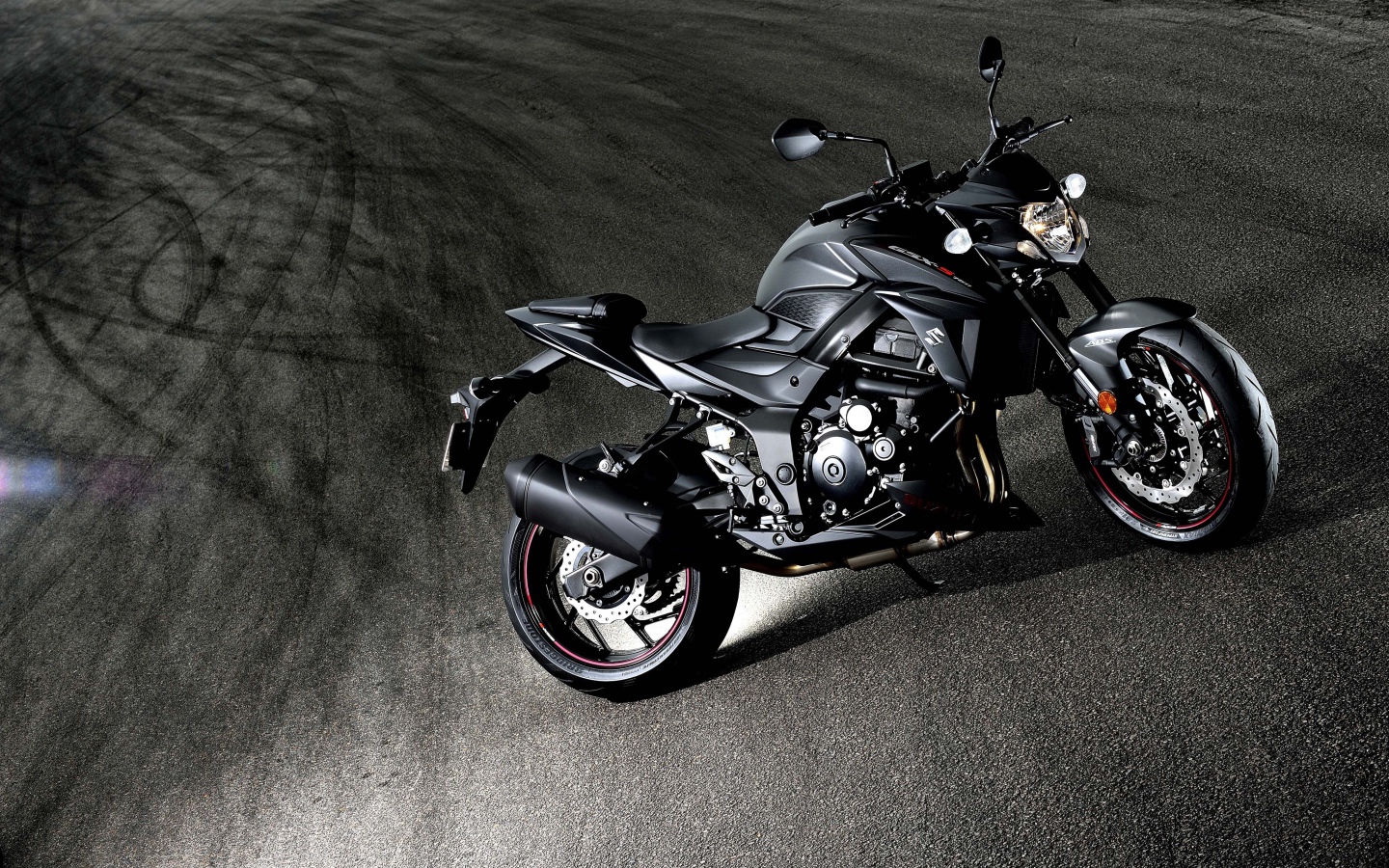 Красивый мотоцикл Suzuki GSX-S750, 2018 на асфальте