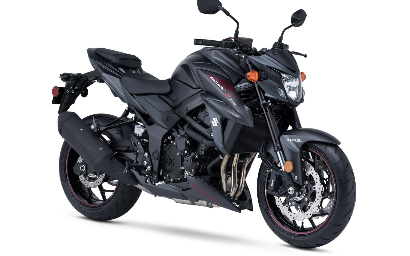 Черный мотоцикл Suzuki GSX-S750Z на белом фоне