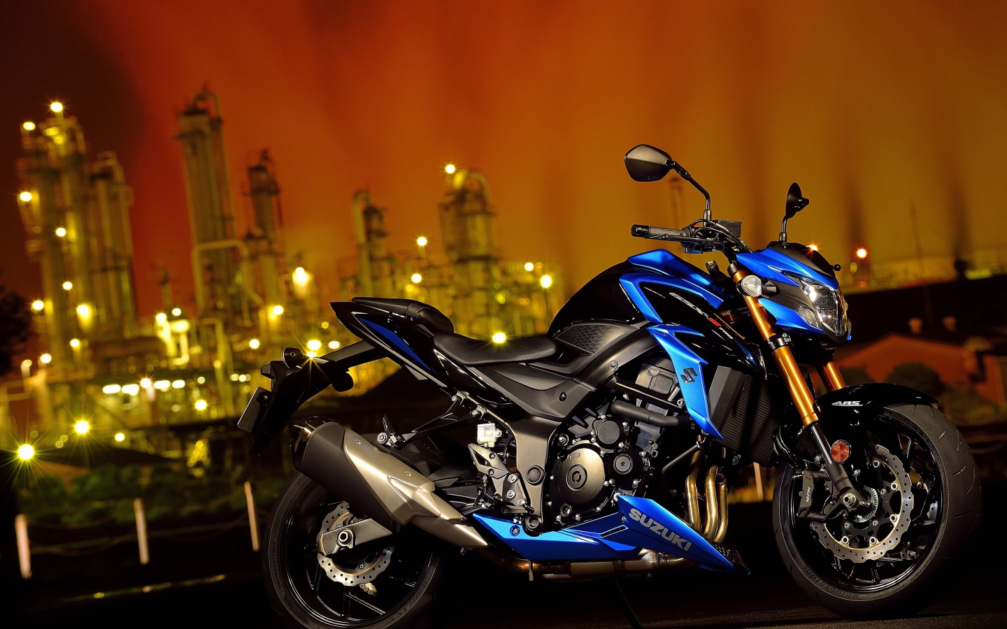 Стильный мотоцикл Suzuki GSX-S750, 2018 на фоне города