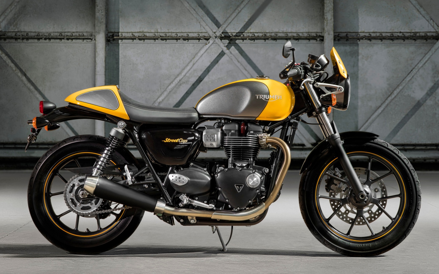 Мотоцикл Triumph Street Cup вид сбоку