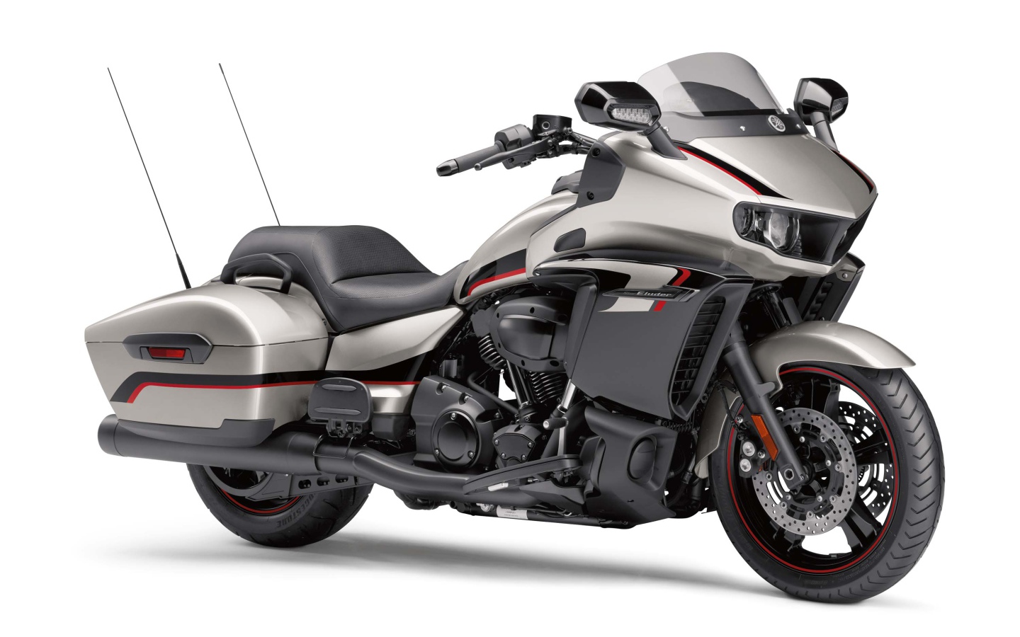 Серый мотоцикл Yamaha Star Eluder, 2018 на белом фоне