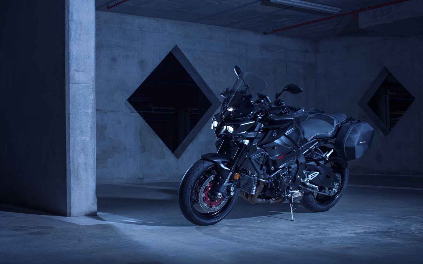 Мотоцикл Yamaha MT-10 в гараже 