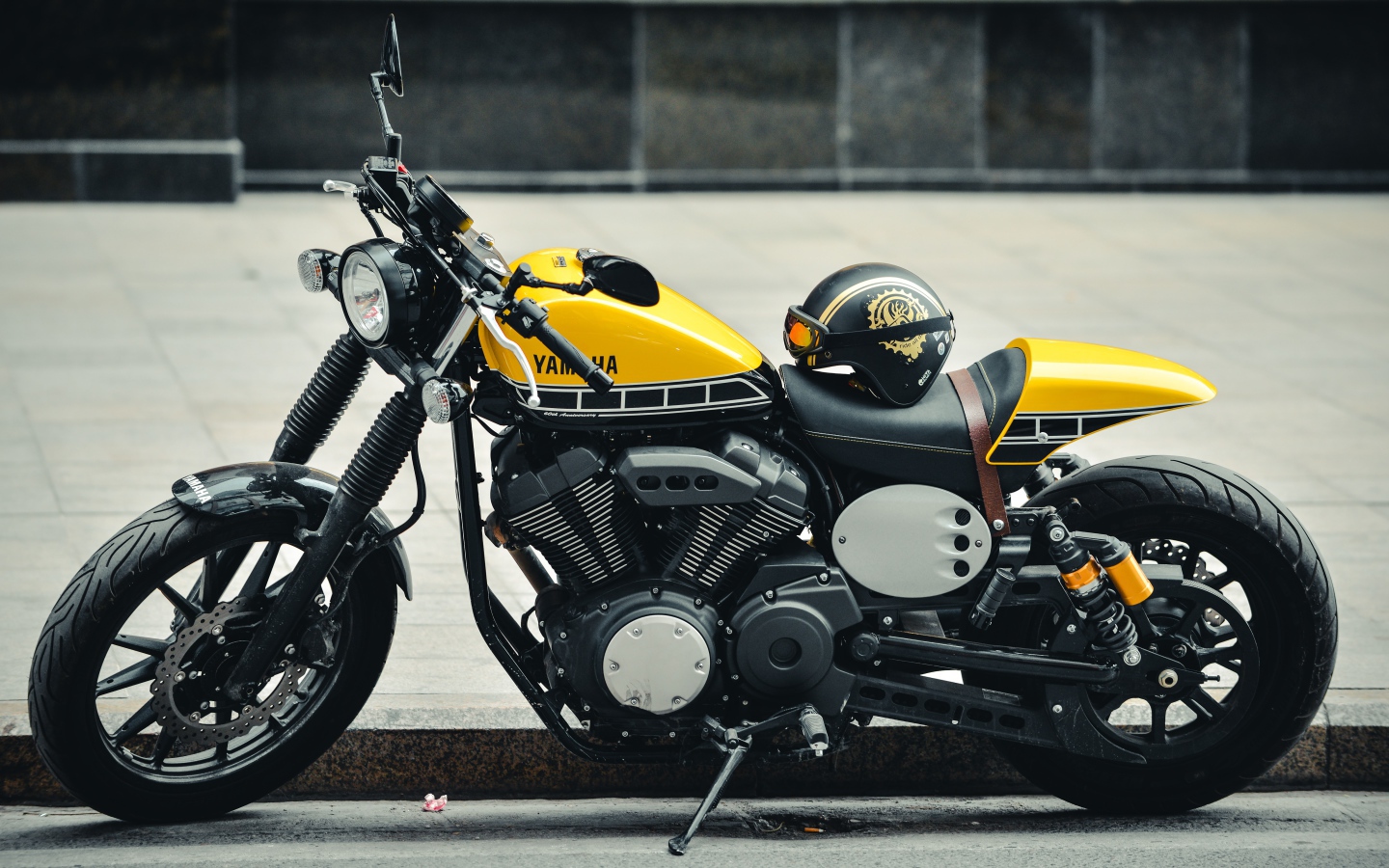 Мотоцикл Yamaha со шлемом на сиденье 