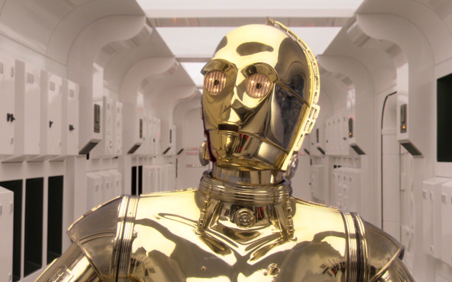Дроид C-3PO персонаж легендарного фильма Звездные войны 