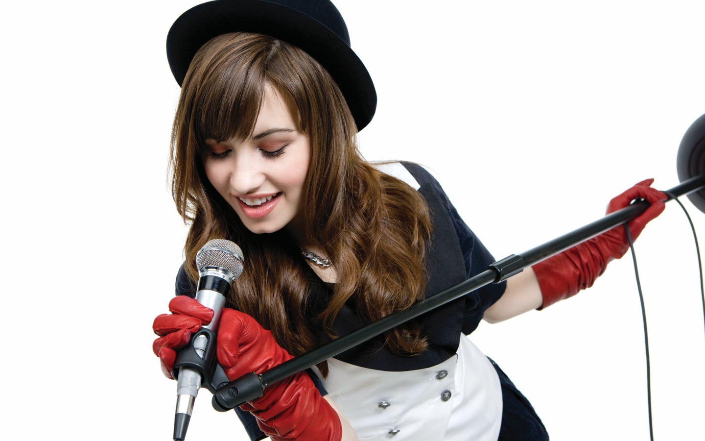 Американская певица и актриса Деми Ловато с микрофоном 
