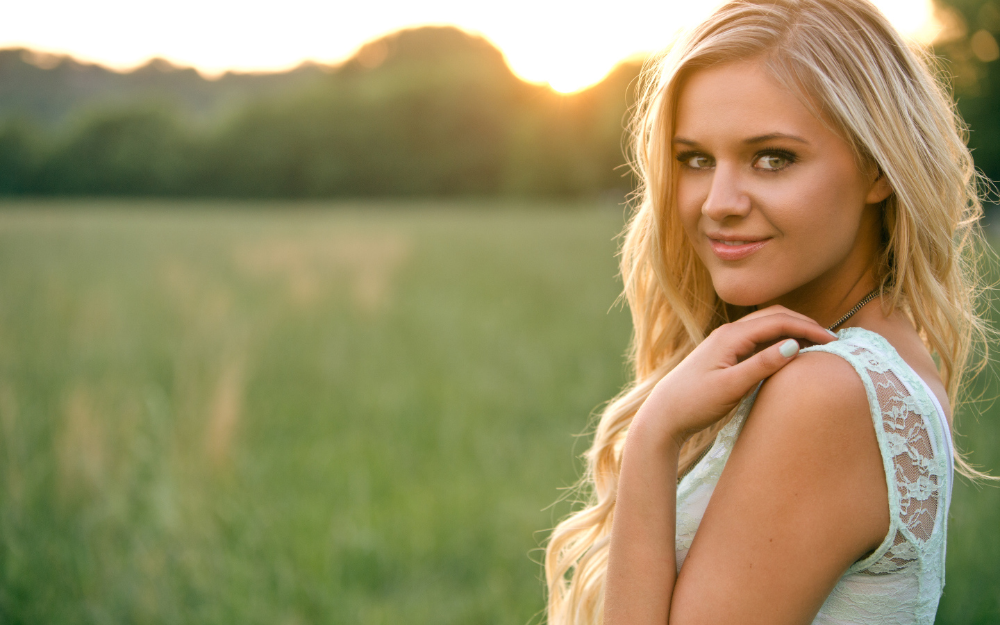 Красивая блондинка певица  Келси Баллерини 