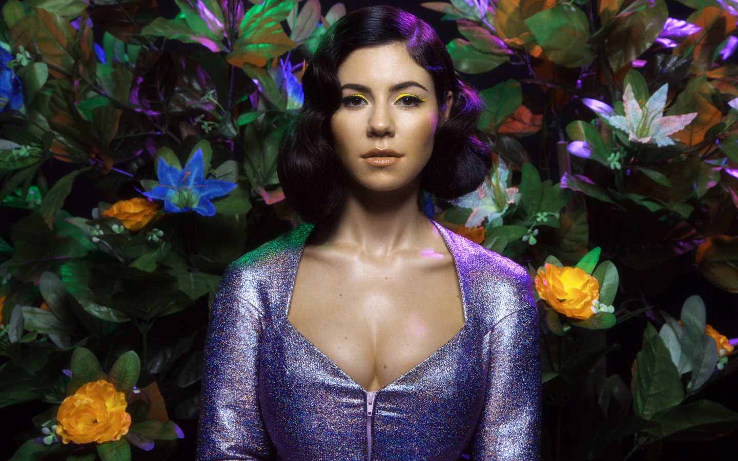Британская певица брюнетка Marina and the Diamonds в красивом платье