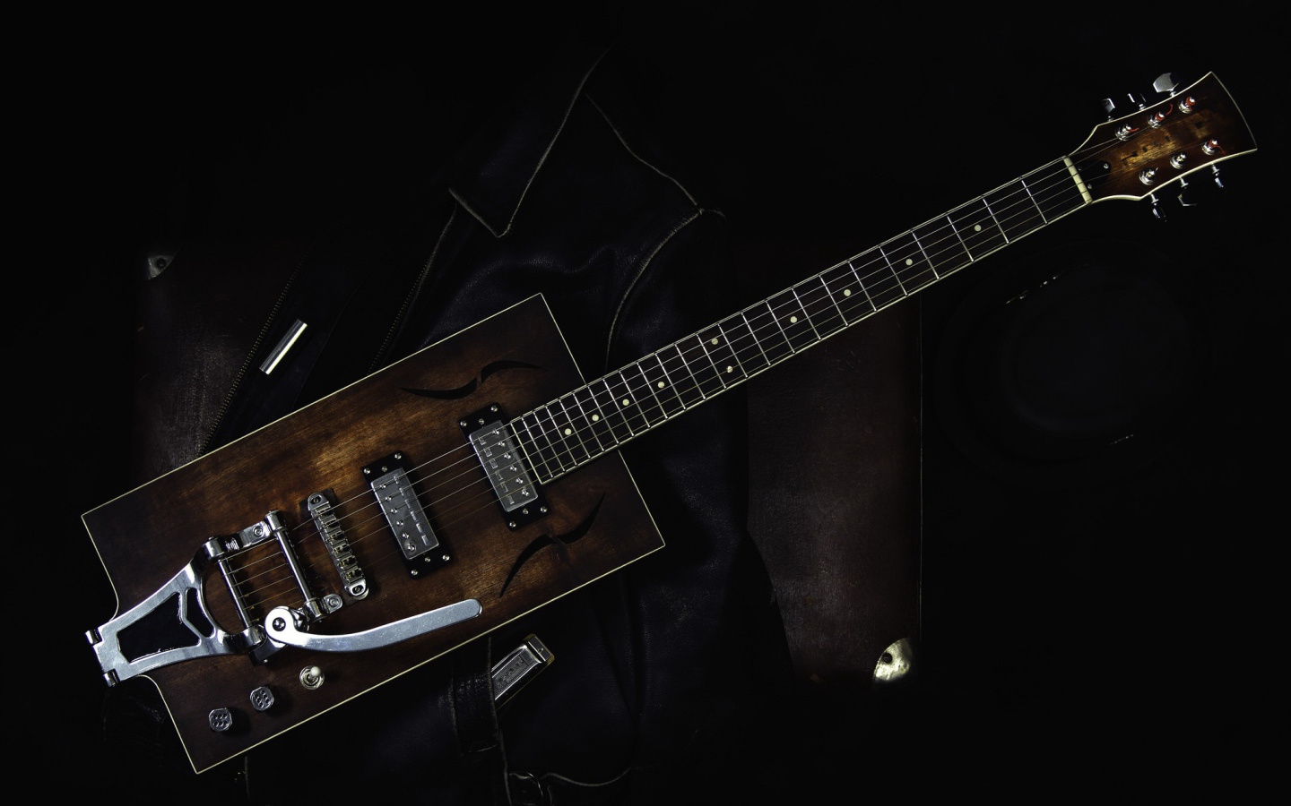 Гитара с черной кожаной курткой
