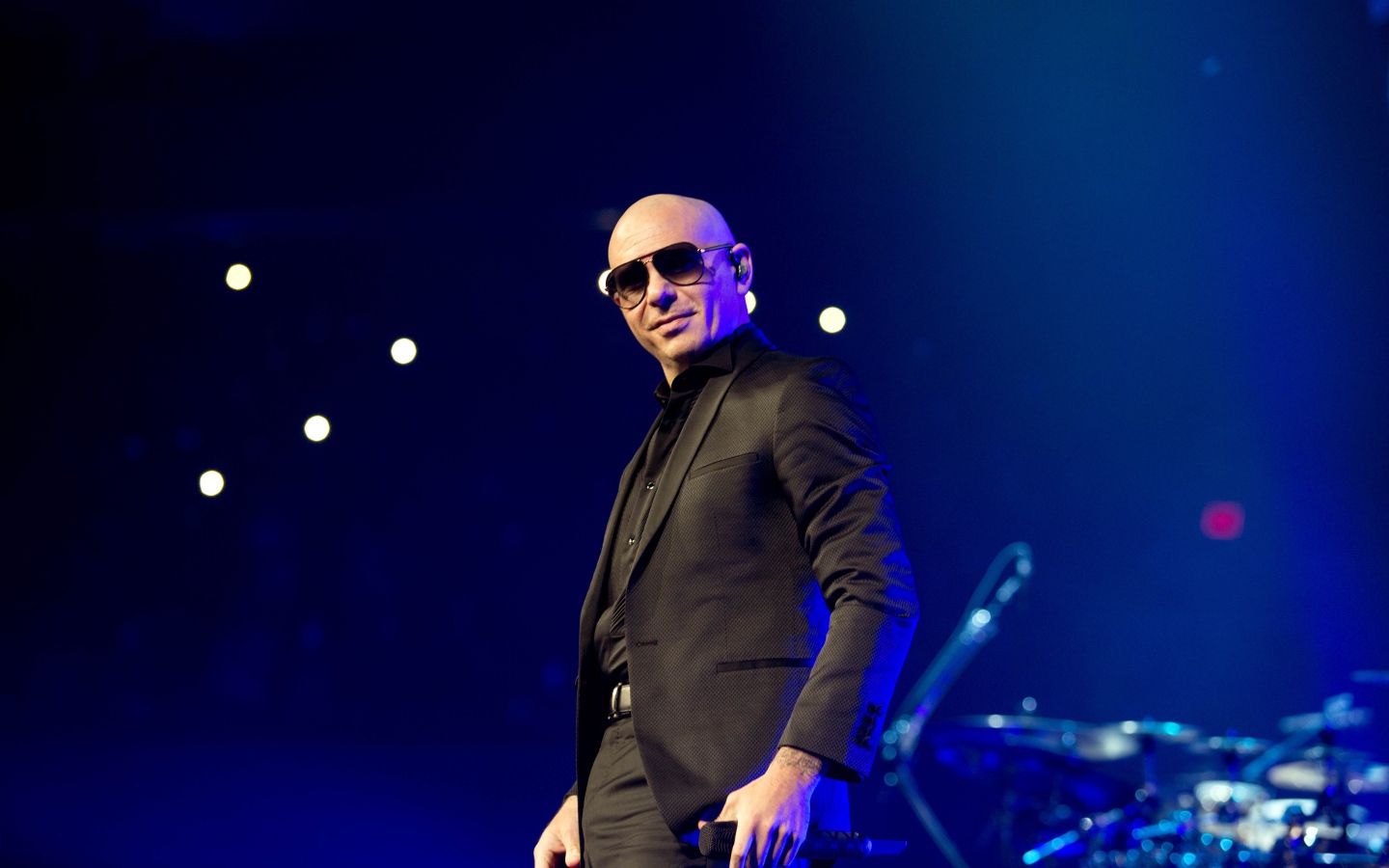 Популярный певец  Питбуль на сцене в черных очках