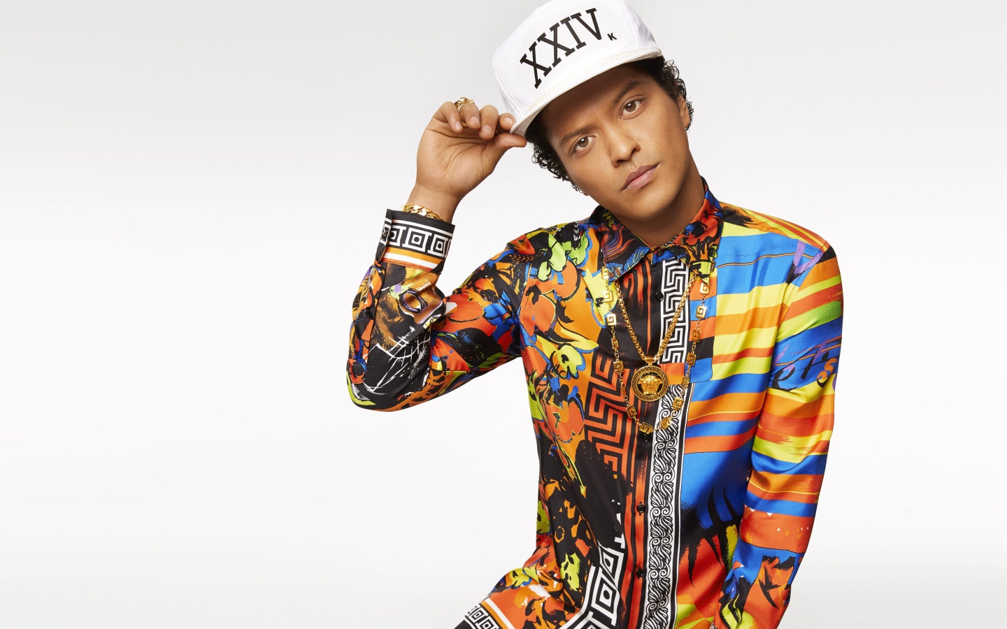 Популярный исполнитель  Бруно Марс фото на белом фоне