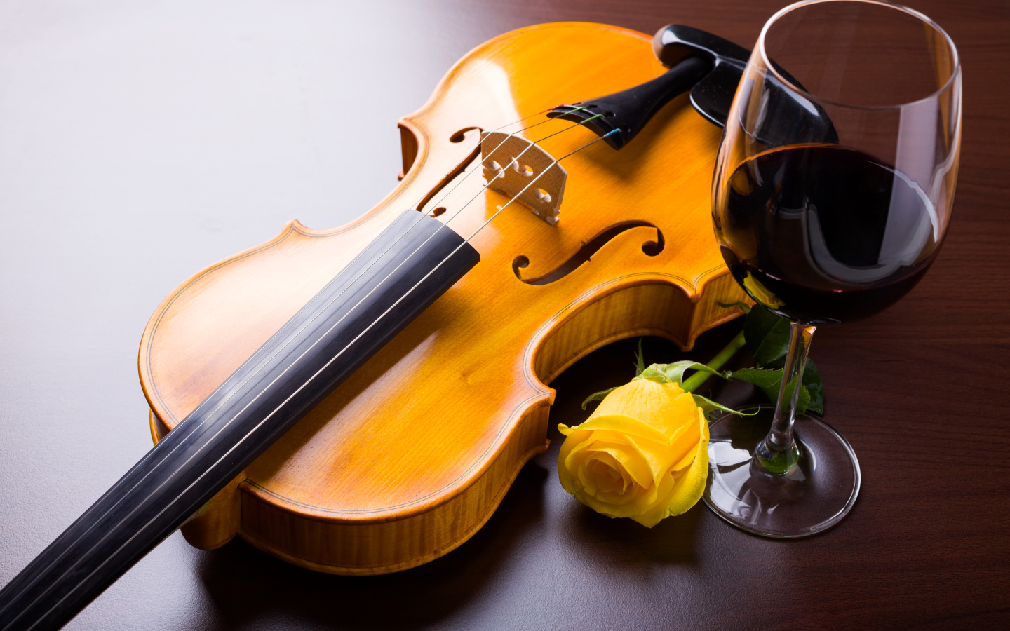 Скрипка с желтой розой и бокалом красного вина