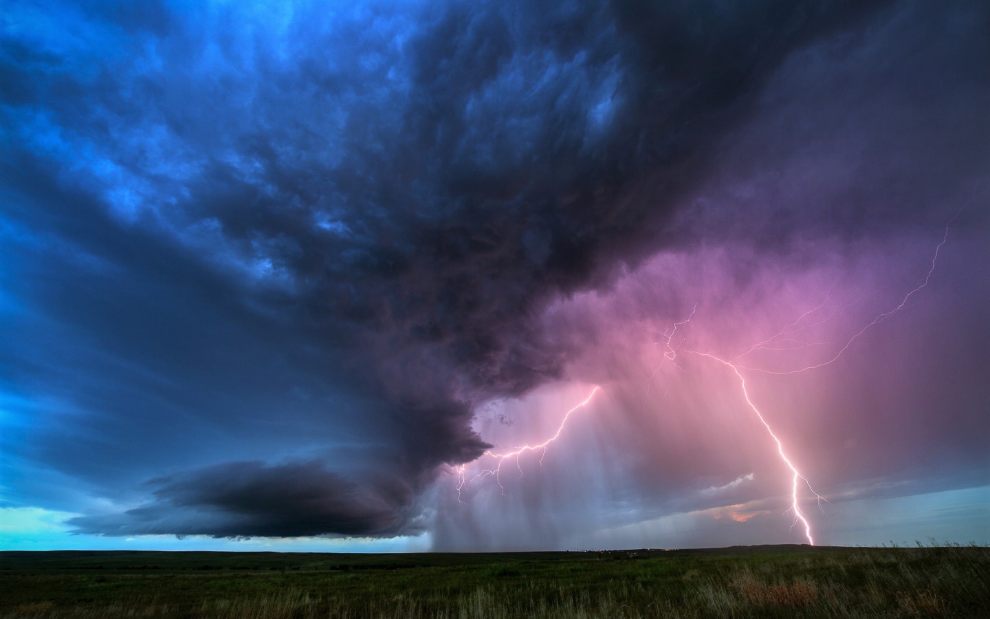 Красивое грозовое небо с молнией над полем