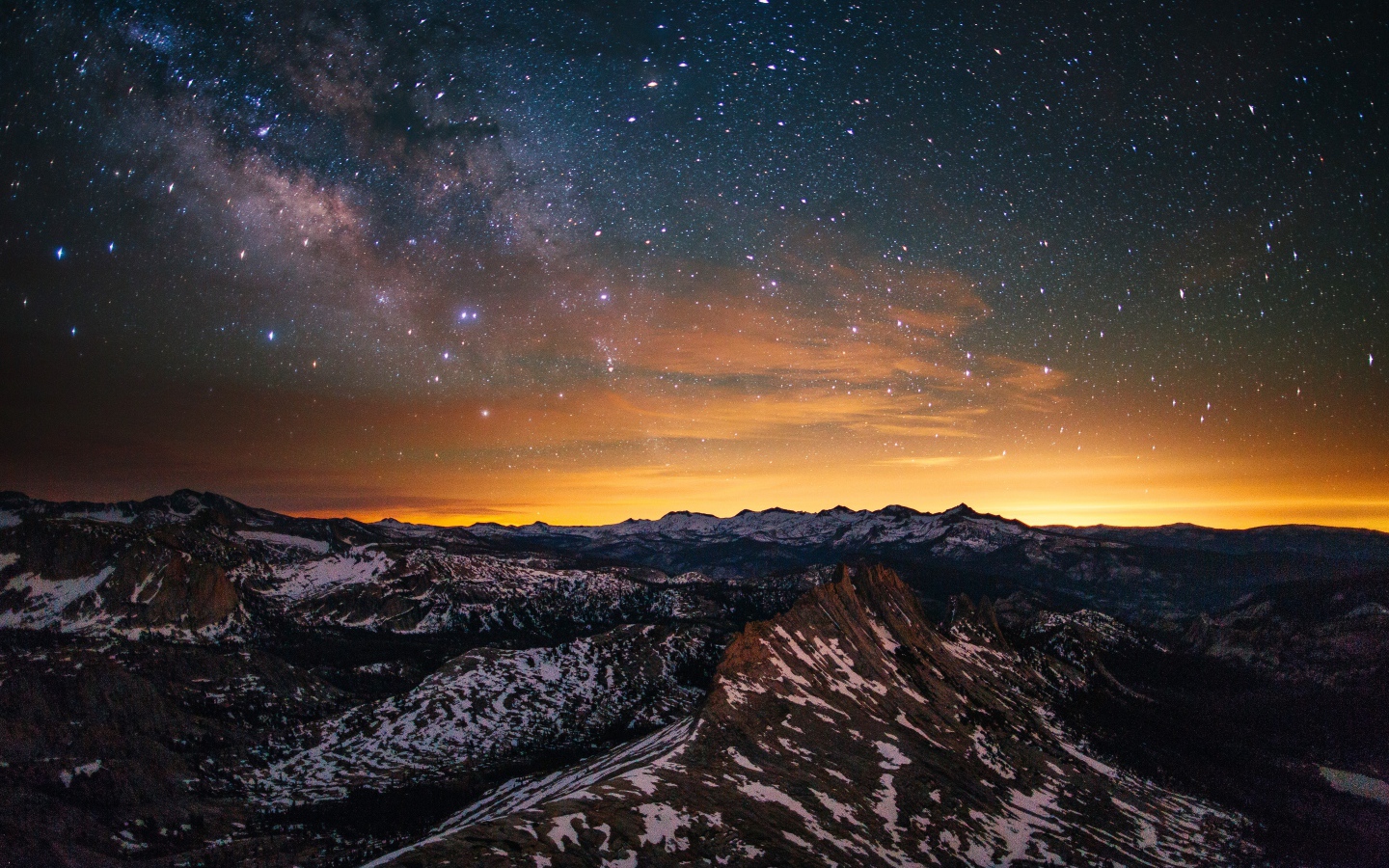 Звезды и млечный путь в небе над вершинами гор