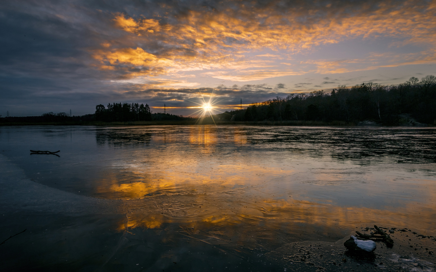 Рассвет холодного солнца над заледеневшим озером