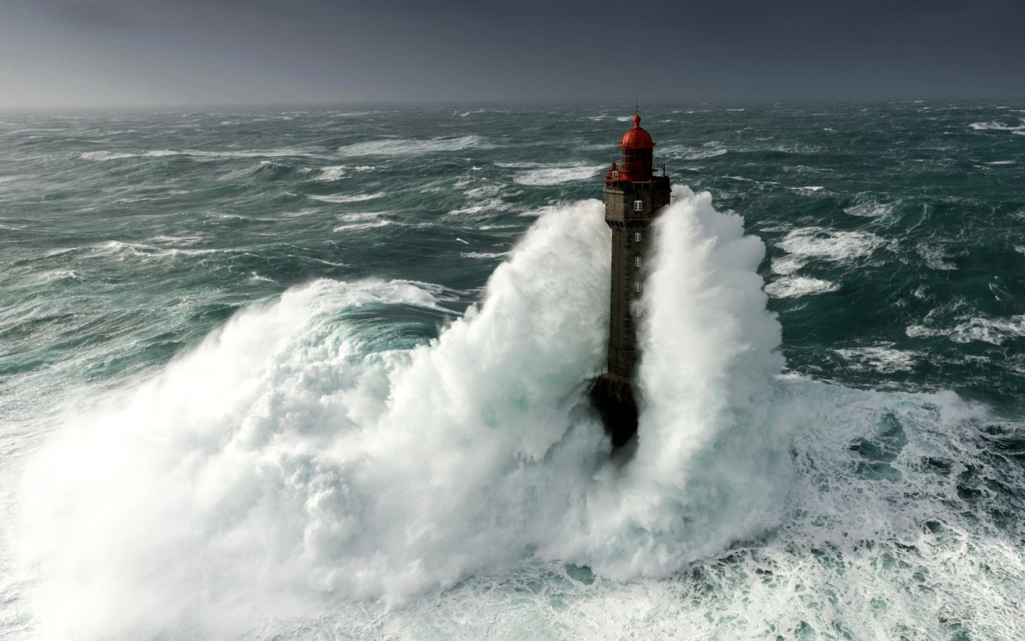 Бушующие волны окутывают маяк 