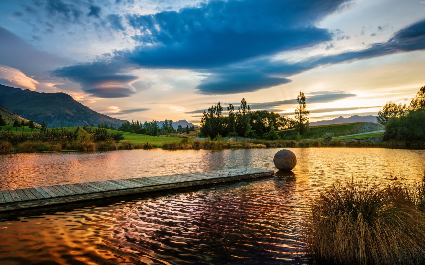 Деревянный мост в озере на закате солнца