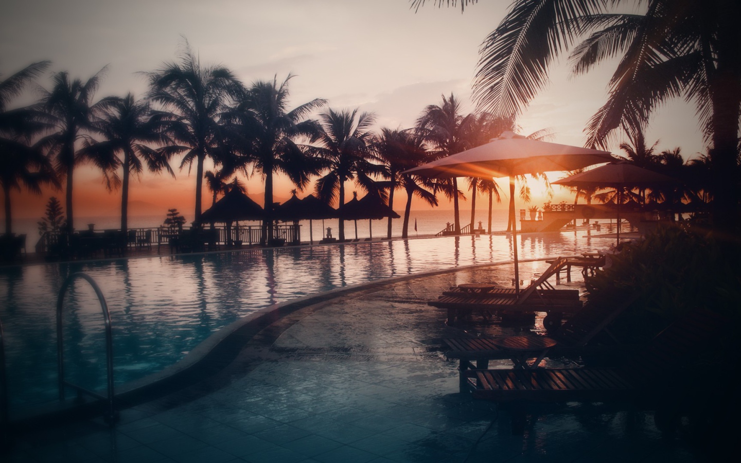 Пальмы у бассейна на пляжном курорте  