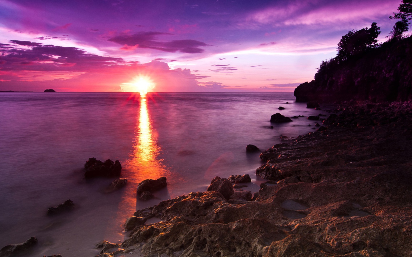 Каменный пляж на закате солнца 