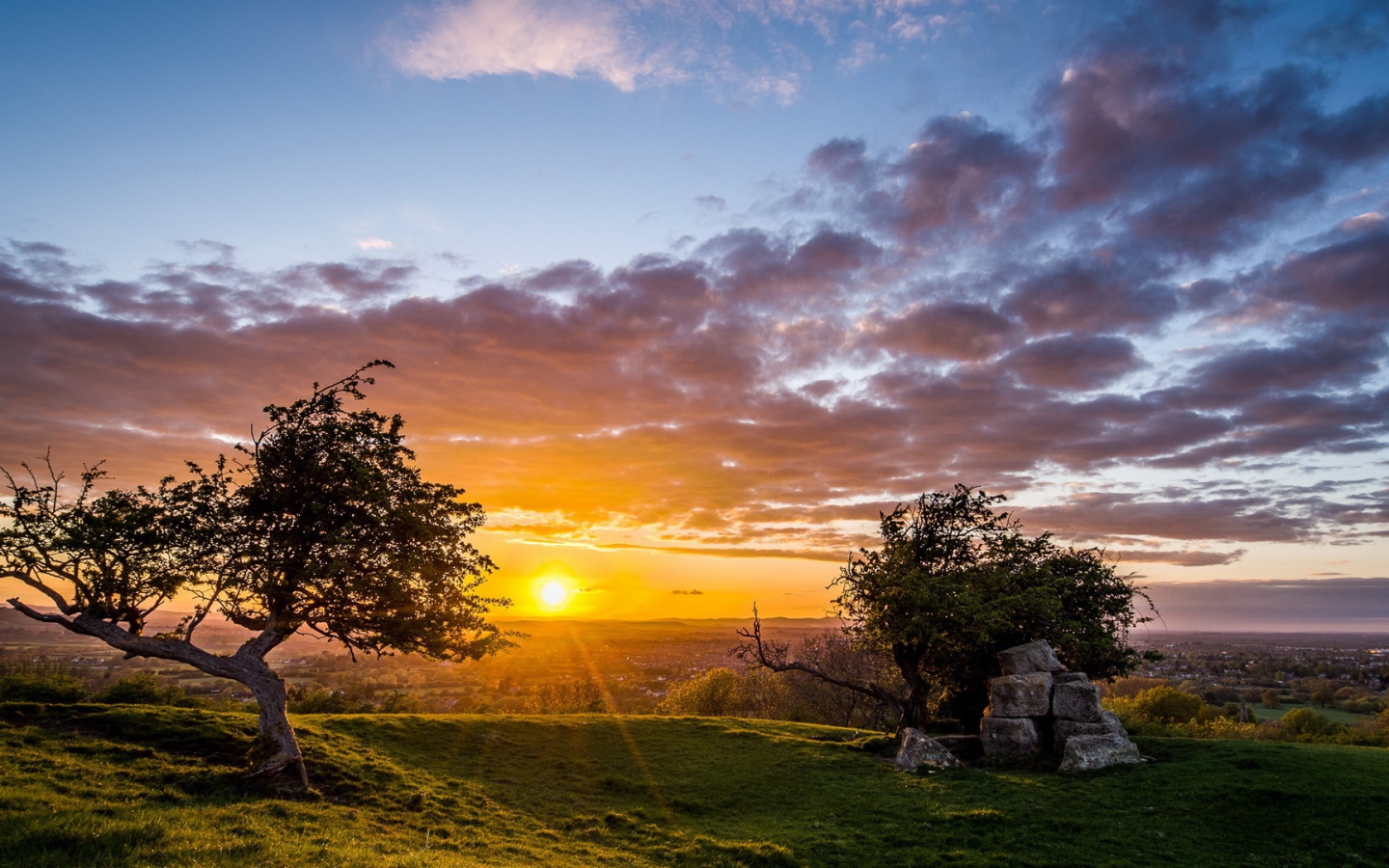 Летний рассвет солнца в облачном небе укрывает землю