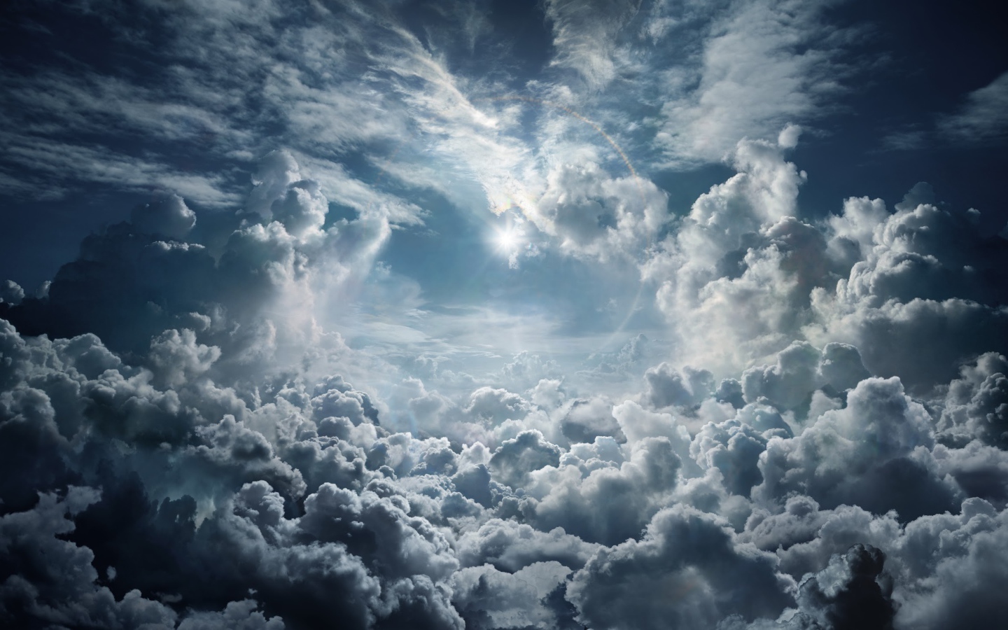 Солнце в небе с красивыми белыми облаками