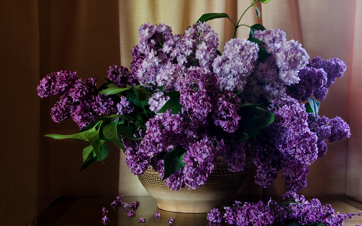Букет сирени в вазе на столе