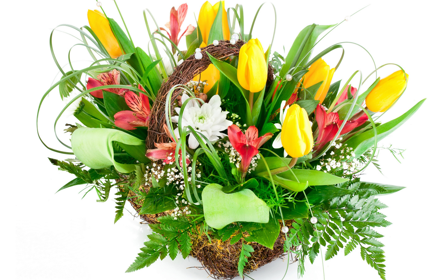 Букет желтых тюльпанов и красивых цветов альстрёмерия на белом фоне