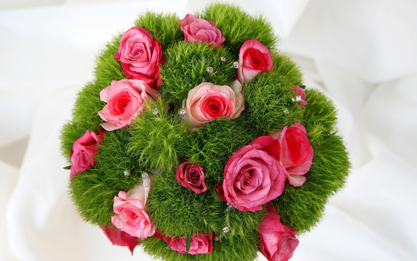 Букет красивых розовых роз с зеленью