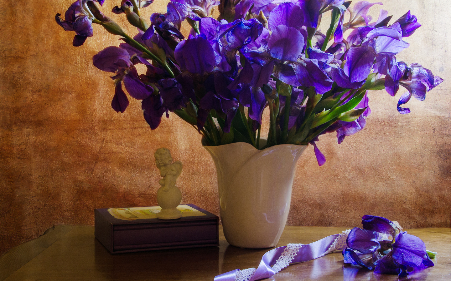 Букет фиолетовых ирисов в вазе