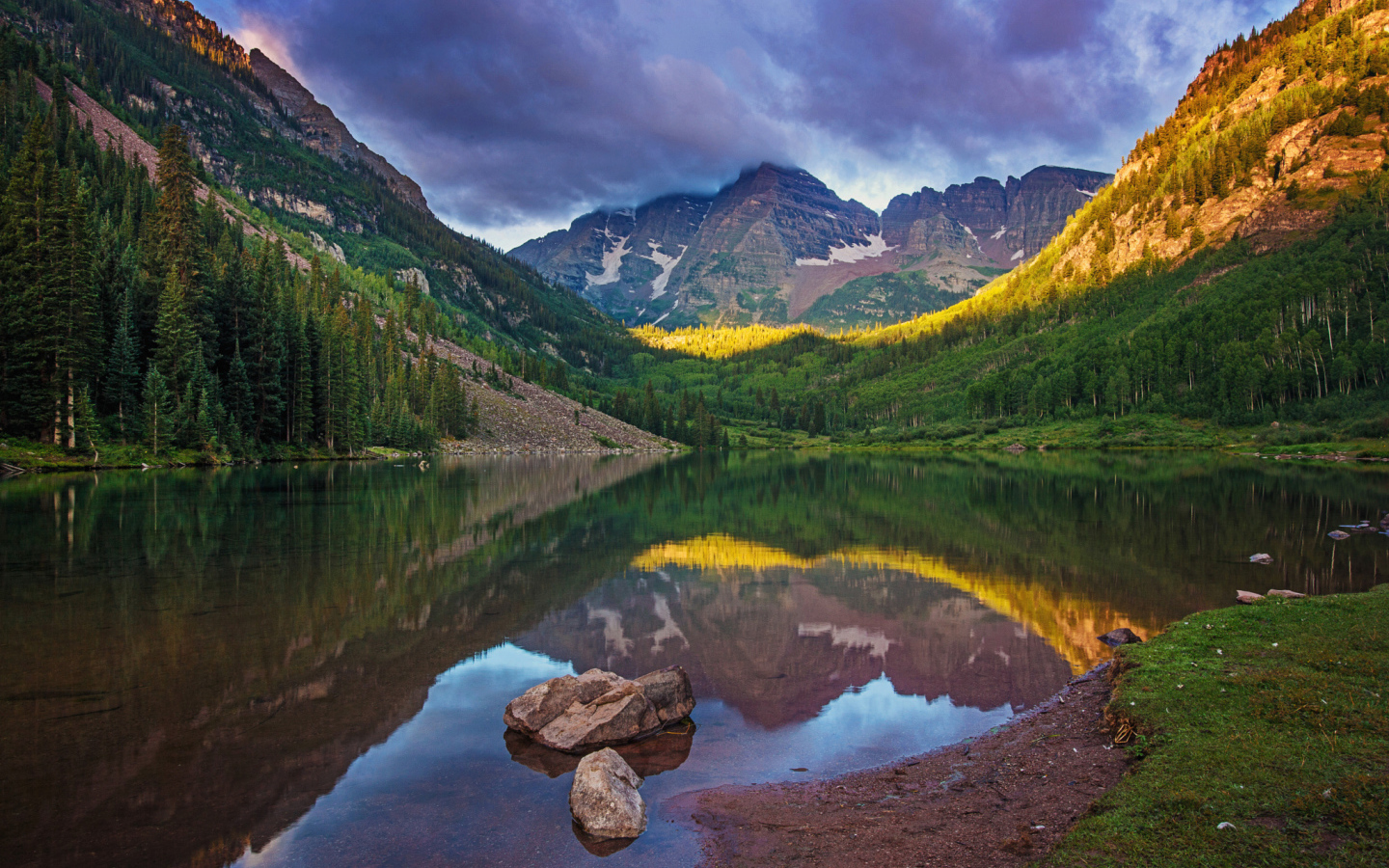 Покрытые зеленью горы отражаются в чистой воде озера