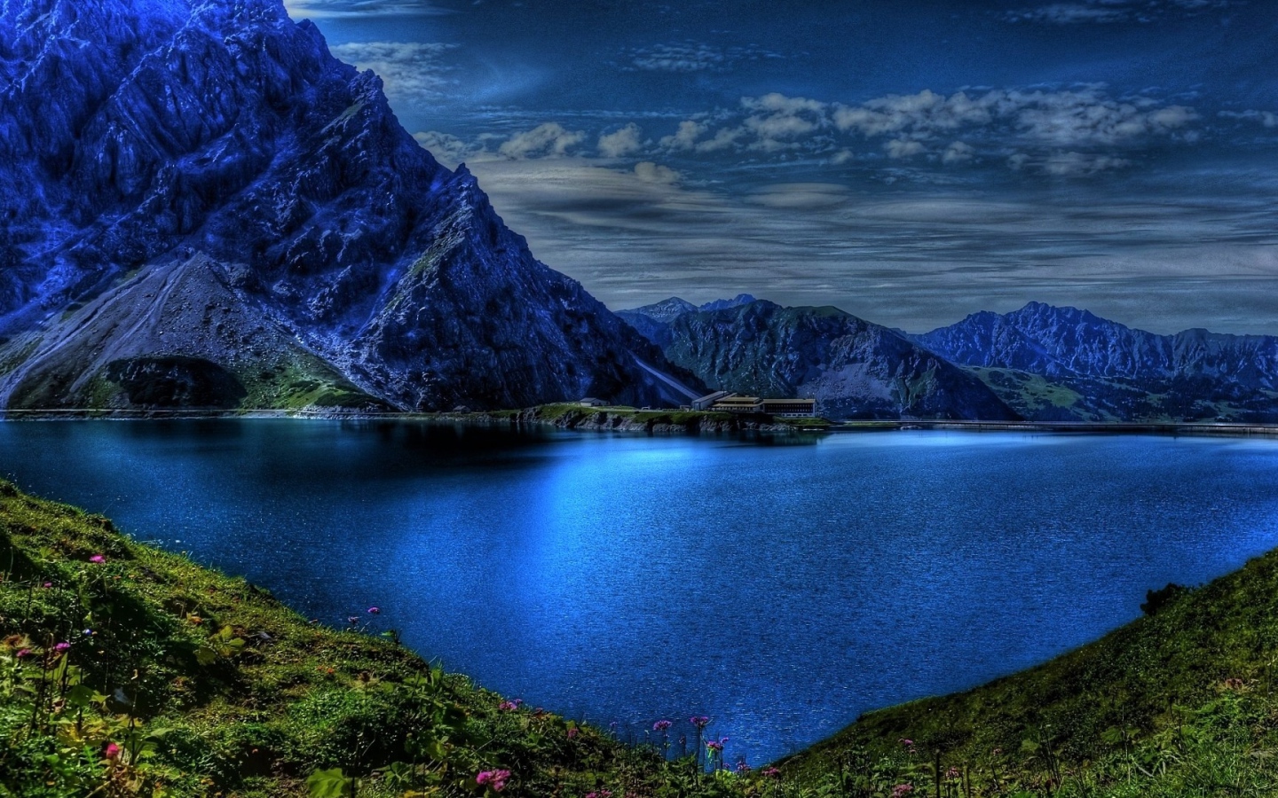 Голубая вода в озере и горы в сумерках