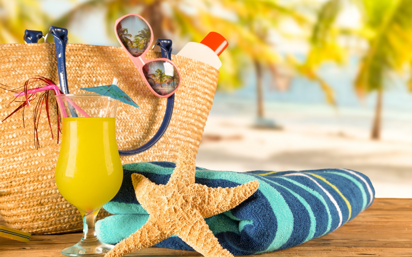Пляжная сумка с очками, полотенцем, коктейлем и морской звездой