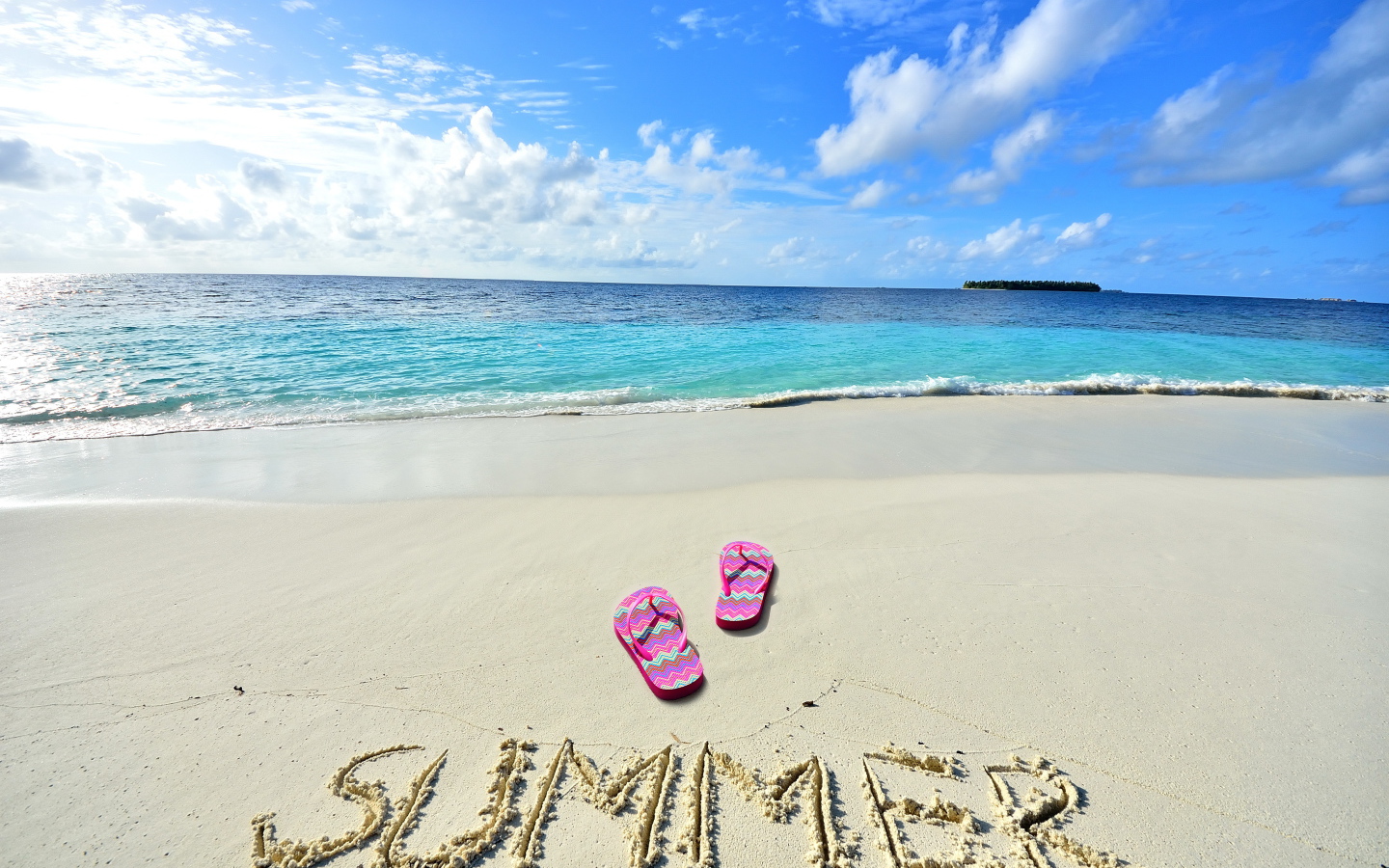 Надпись на теплом морском песке летом